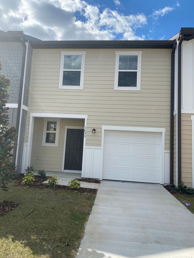 Building Photo - 3 Bedroom 2.5 Bath Townhouse in Davenport ...