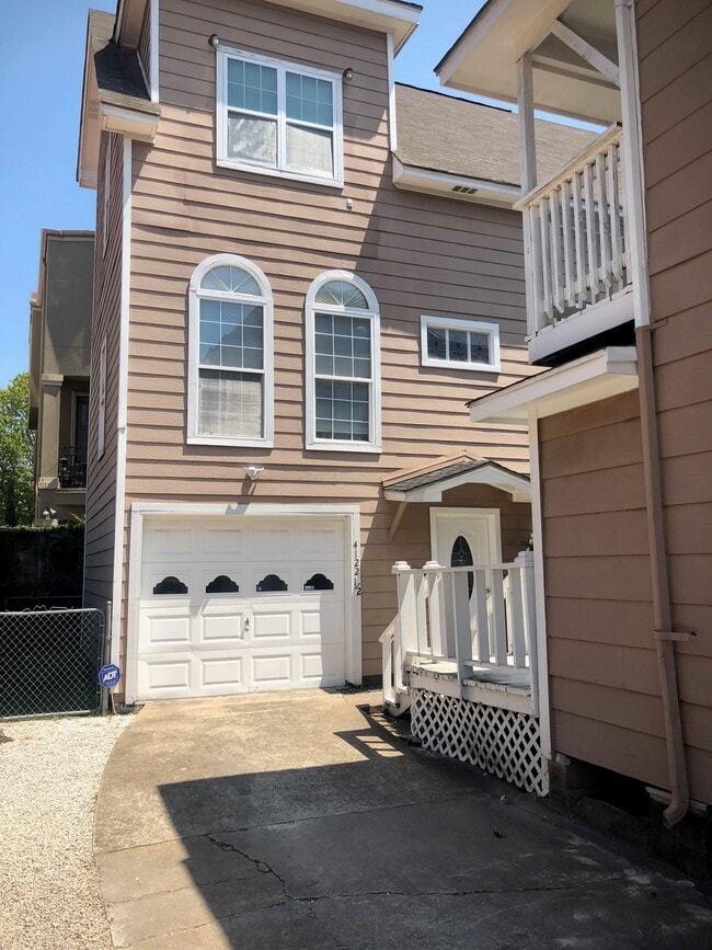 Building Photo - 4122 Drake St Unit 1/2