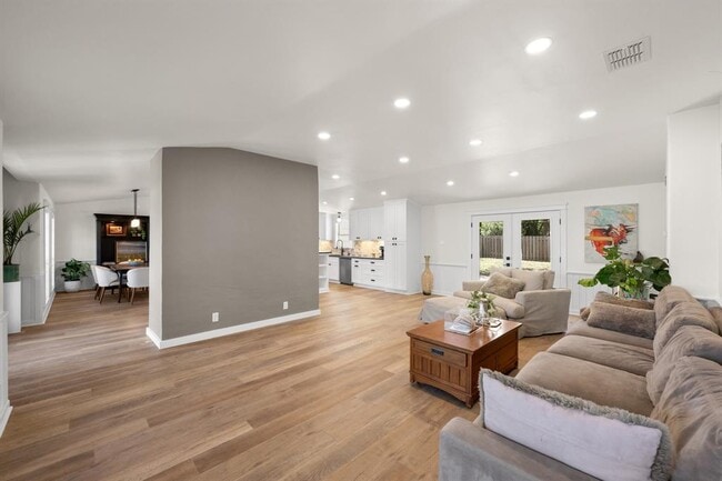 Photo - 303 Lakeway Dr