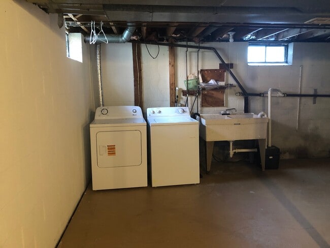Sótano propio con lavadero. - 2442 Westside Dr Unidad B