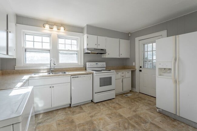 Building Photo - 209 S Moss Ave