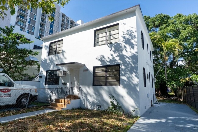 Building Photo - 3665 SW 16th St Unit 3665