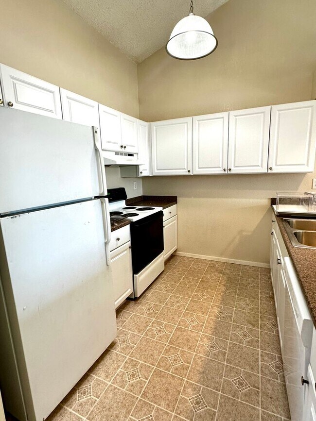 Photo - 2 Bedroom, 1 1/2 Half Bath, End Unit Townh...