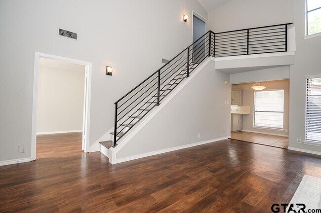 Photo - 5809 Hollytree Dr