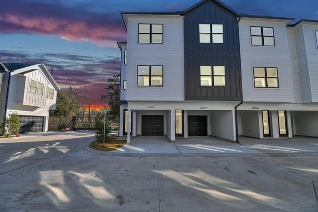 Building Photo - 2004 Laverne Willow Ln Unit A Rental