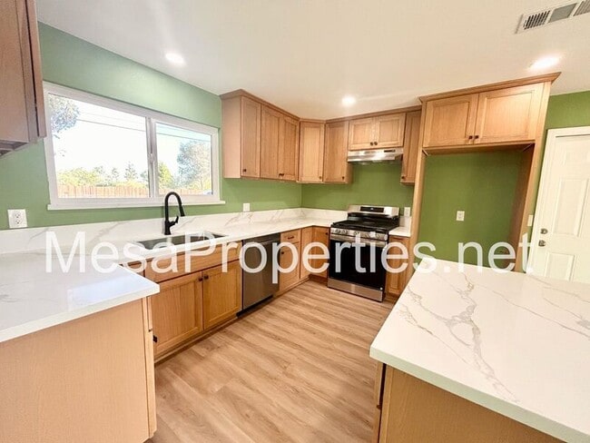 Photo - 16559 Manzanita St