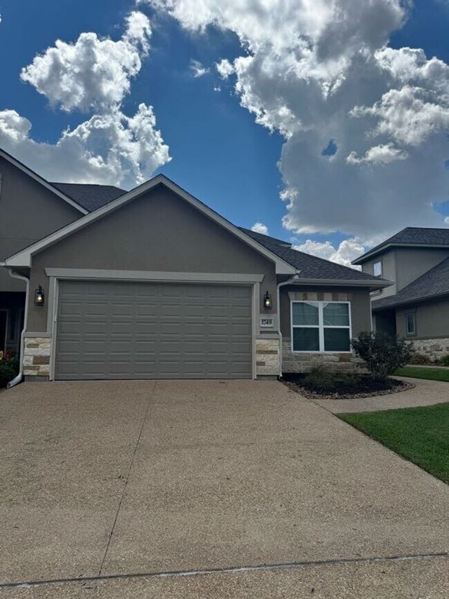 Building Photo - Immaculate Townhome Minutes from Texas A&M