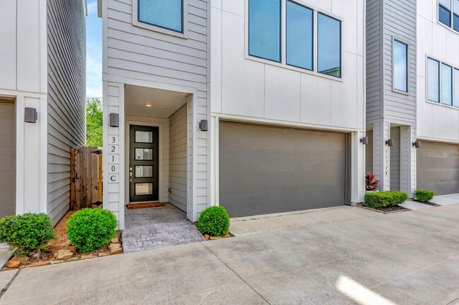 Building Photo - Stunning Home near Downtown Houston