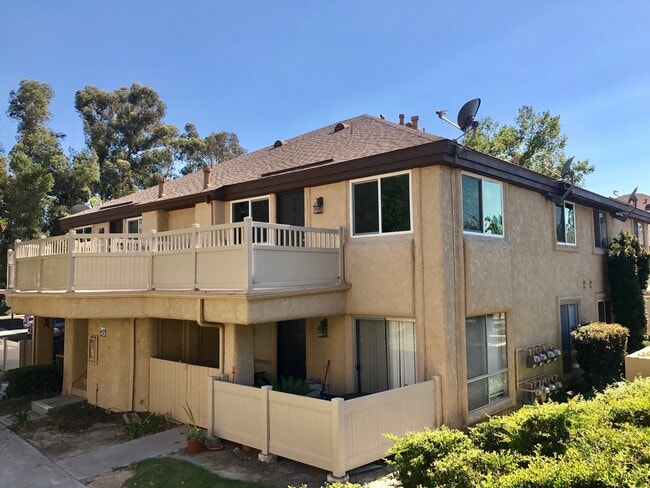 Building Photo - Upgraded 1bdrm/1ba in Lake Forest Unit 13E