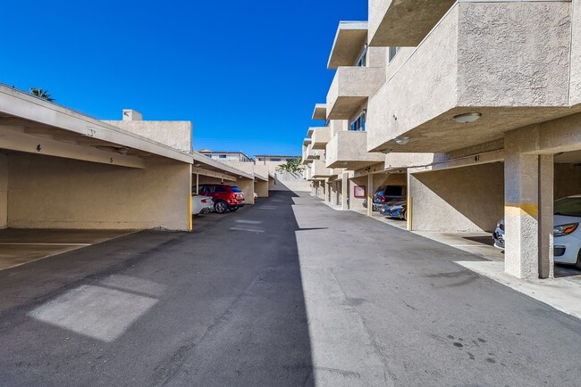 Estacionamiento cubierto - 537 W. Hyde Park Blvd