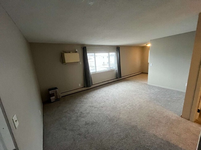 Building Photo - Spacious 3 Bedroom Apartment