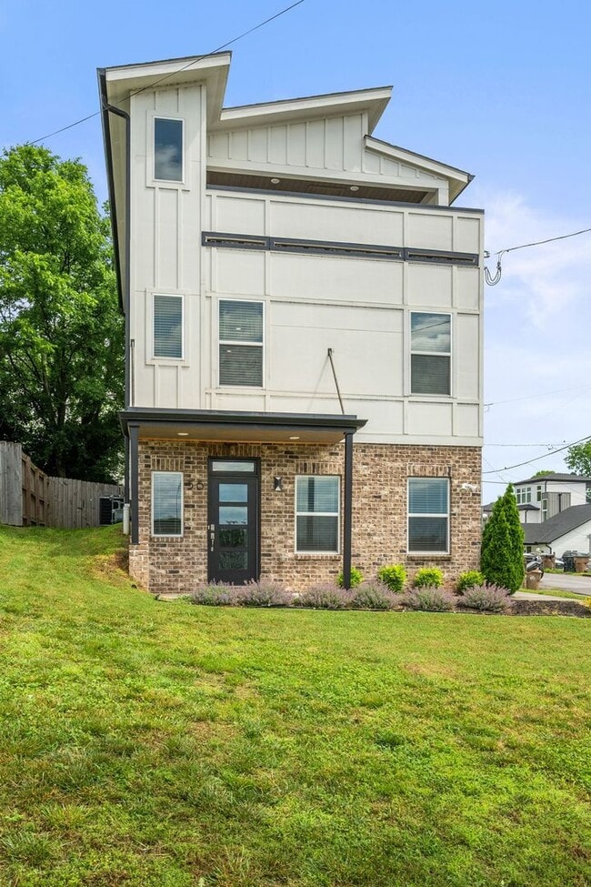 Building Photo - Charlotte Park Home