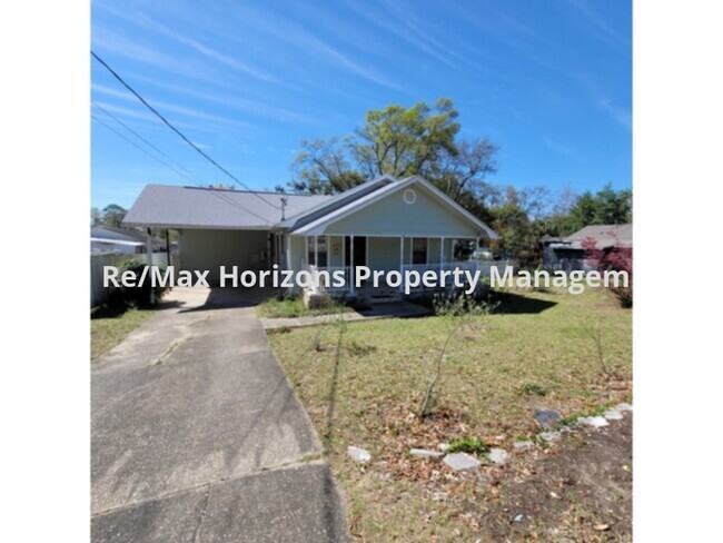 Building Photo - Wonderful older home!