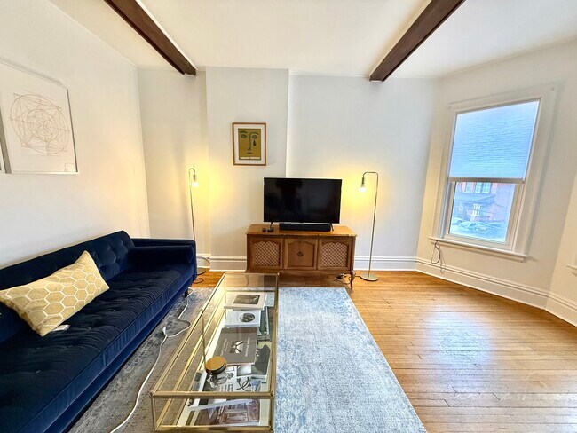 Photo - 320 Queen St S