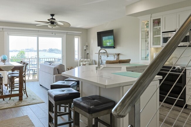 Building Photo - Spectacular 2 Bd/2Ba Glorietta Bay Condo.