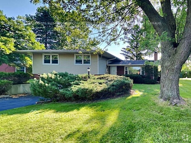Building Photo - 2833 Briarwood Dr E Rental
