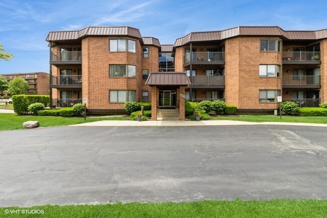 Photo - 6425 Clarendon Hills Rd Condo Unit 311