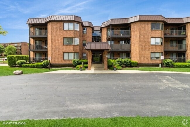 Building Photo - 6425 Clarendon Hills Rd Unit 311 Rental