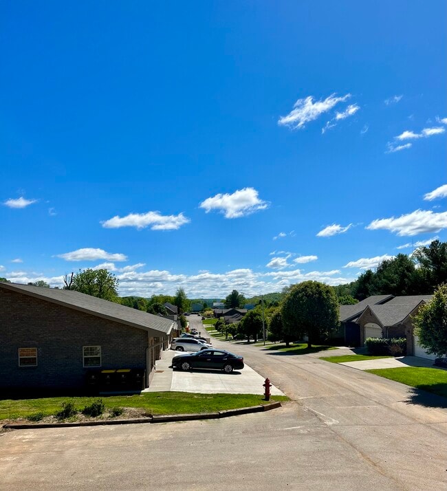 View From End of Street - 192 Fairway Ln Apartamentos Unidad A