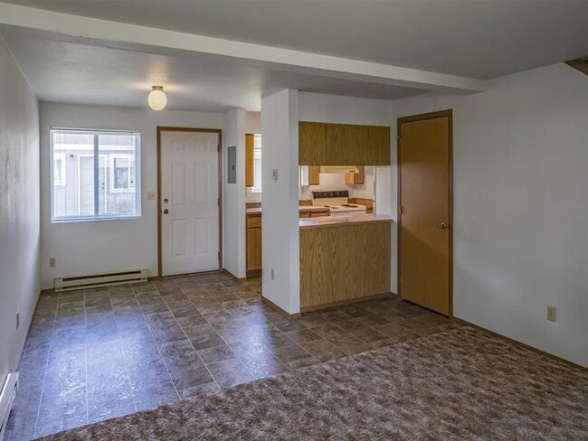 Photo - 402 S 5th St E