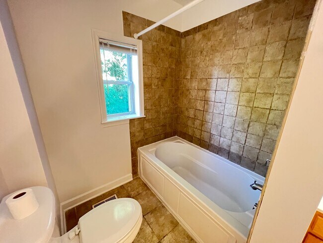 Photo - 702 Delevan St Unidad A