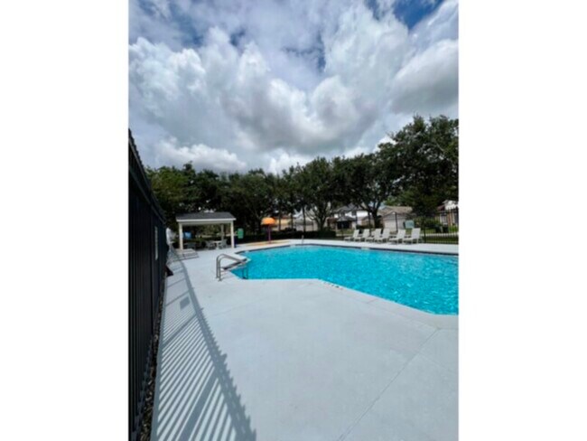 Photo - 4 bedroom 2 bath home Near UCF Lawn Servic...
