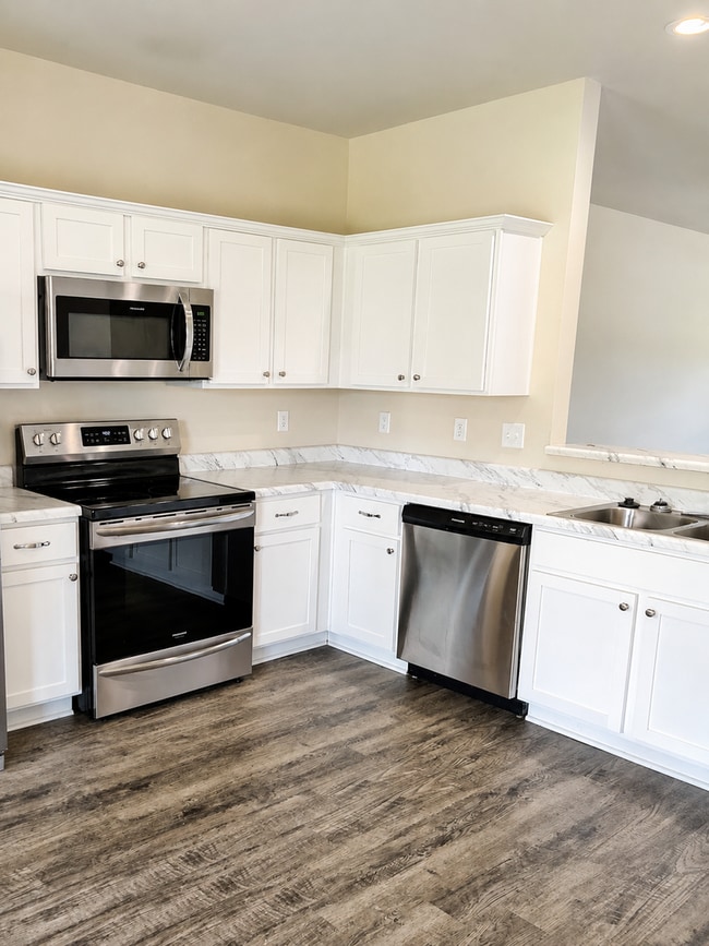 Photo - 4 Bed / 2 Bath with garage!!