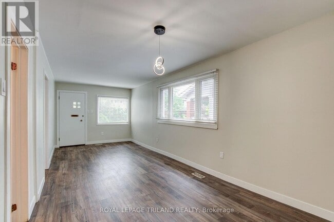 Photo - 210 Emery St E