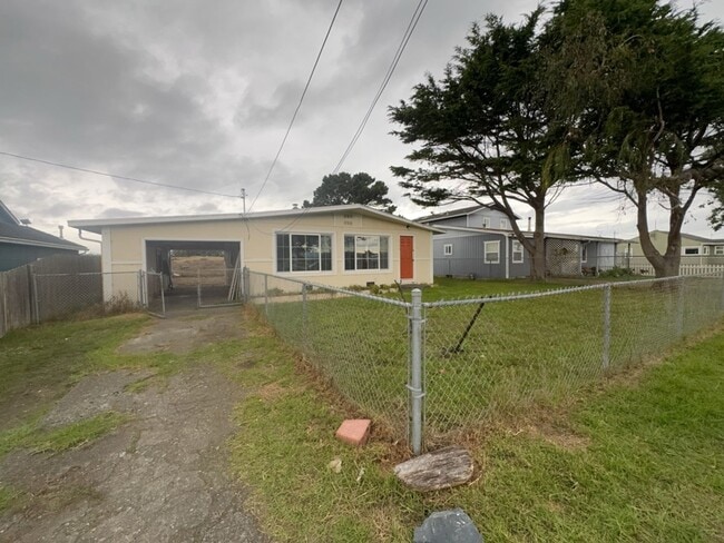 Building Photo - Pet-friendly 3 Bedroom 1 Bath Home close t...