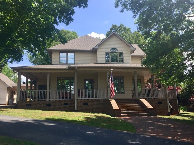 Building Photo - 3 Bedroom house in walking distance to Lake Robinson!