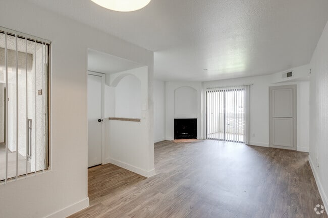 1BR, 1BA - 749 SF