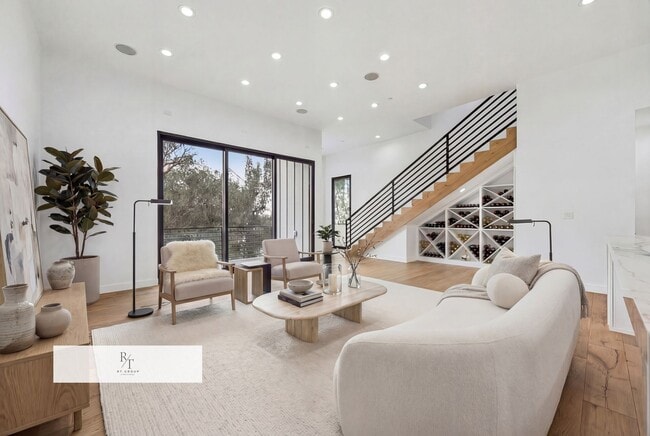 Photo - Luxury Modern Living with Stunning LA Skyline Views