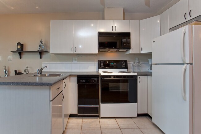 Photo - 939 Homer St