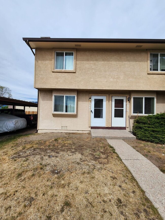 Building Photo - Welcome To This Beautifully Updated 2 Bed Townhome