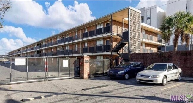 Building Photo - 3101 Highland Rd Unit 222