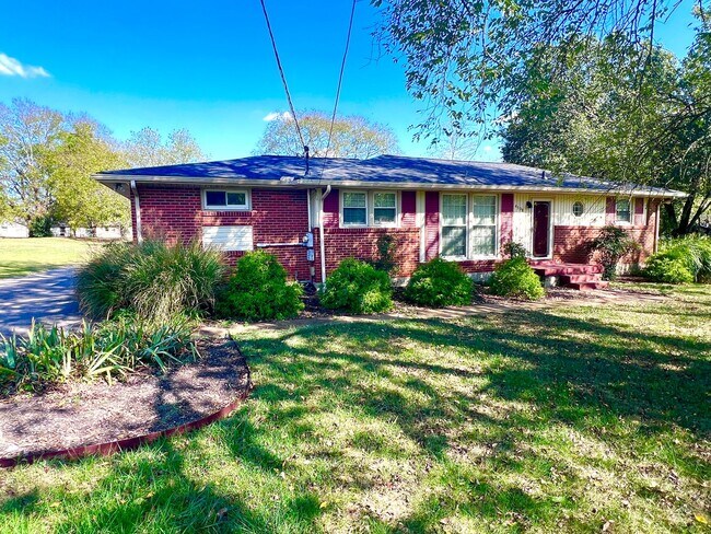 Building Photo - $2500/mo A newly remodeled 3 bedroom 2.5 B...