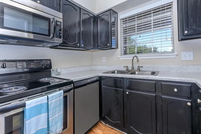 Building Photo - Elegant 2-Bedroom Near I-45 – Pets Welcome! Unit OLC