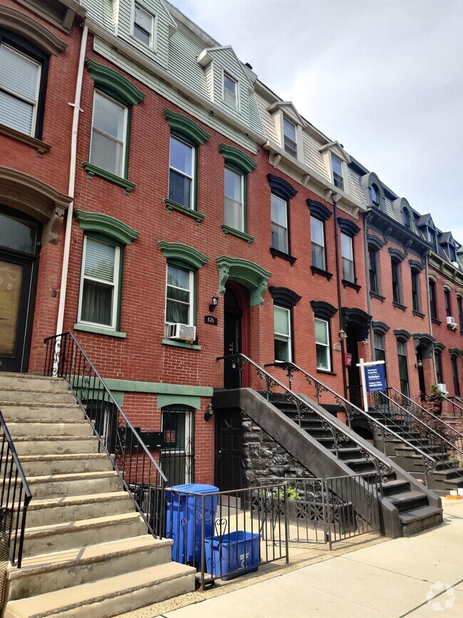 Building Photo - 826 Grand St Unit 4 Rental