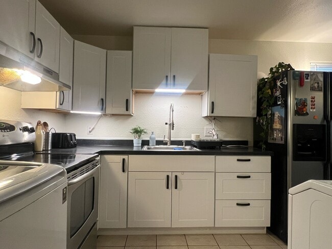 Building Photo - 768 N Redwood Rd Rental