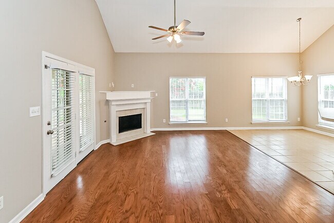 Photo - 910 Clubhouse Dr