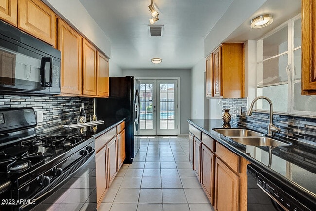 Photo - 543 W 19th St