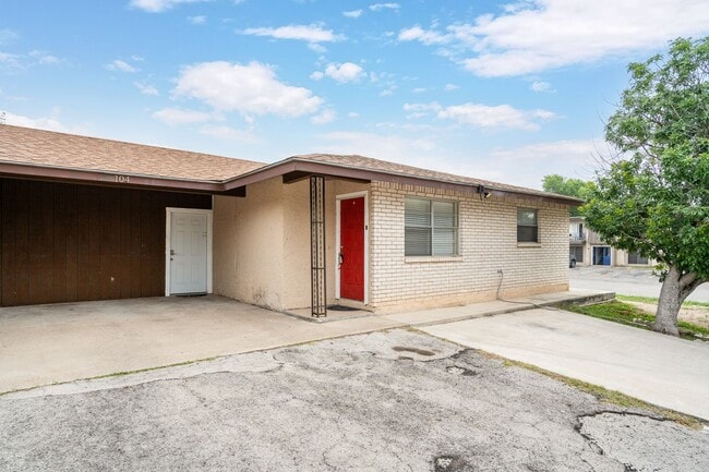 Building Photo - 104 Hackberry Ln Unit Hackberry Ln 104  B
