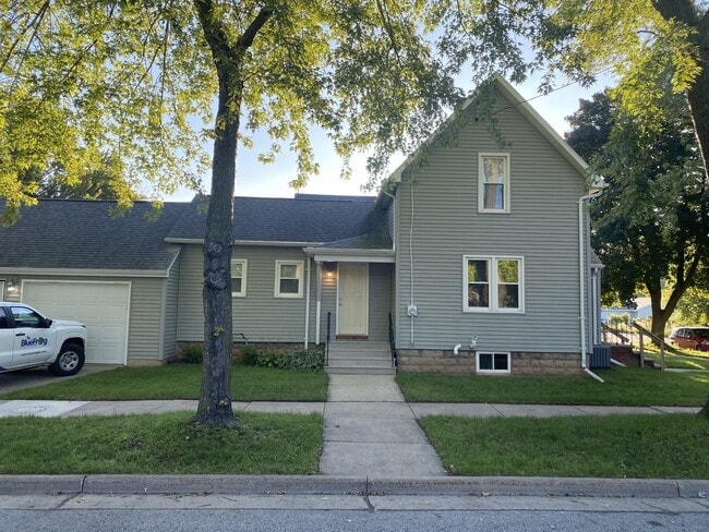 Building Photo - 932 W 8th St Rental