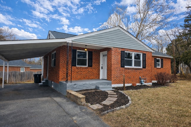 Building Photo - 8 W Chestnut Hill Rd