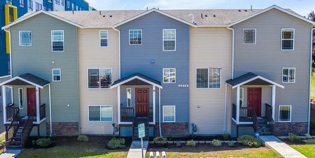 Building Photo - Broadway Area 3Bd/3.5Ba Townhouse!