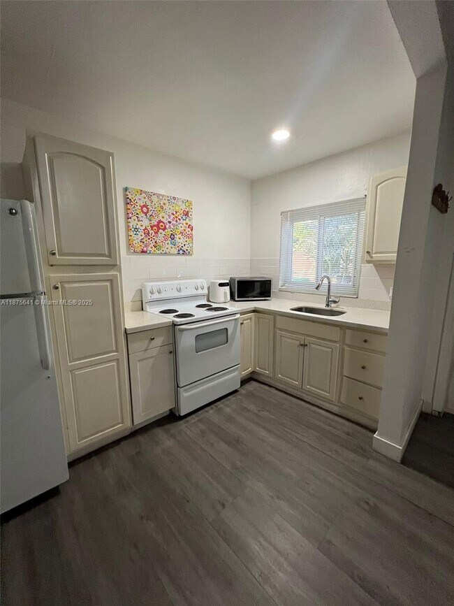 Building Photo - 635 SW 16th Ave Unit 2 Rental