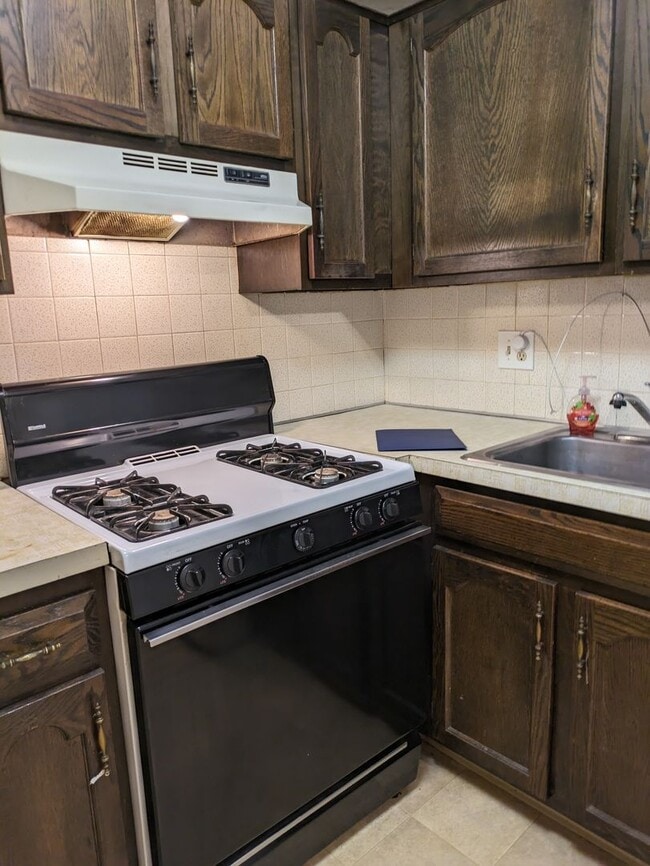 Photo - PENDING - Spacious 1 bedroom garden style condo at King's Court Condominiums Unit 2