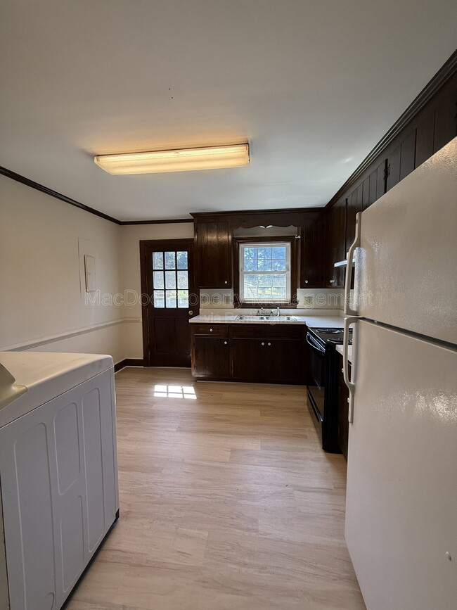 Photo - 216 W Broaddus Ave