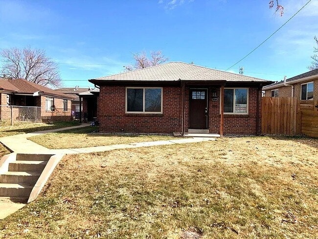 Building Photo - City Park Gem! Pet Friendly 2-bed 1-bath duplex with parking included!