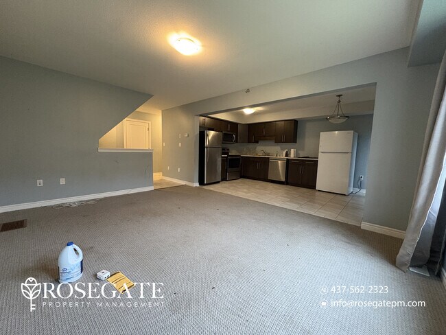 Photo - Spacious 6-Bedroom Freehold Townhouse with Garage & Backyard – Thorold